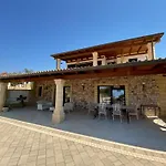 Maccamo Villa